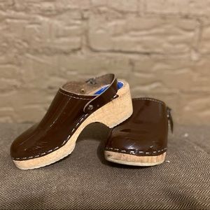 Brown patent leather kids wooden clogs EU size 28